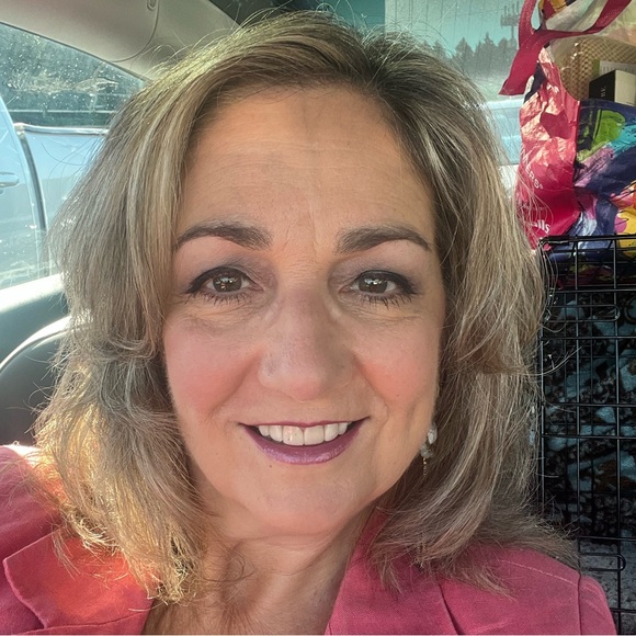 Meet your Posher, Shelley - Picture 2 of 3